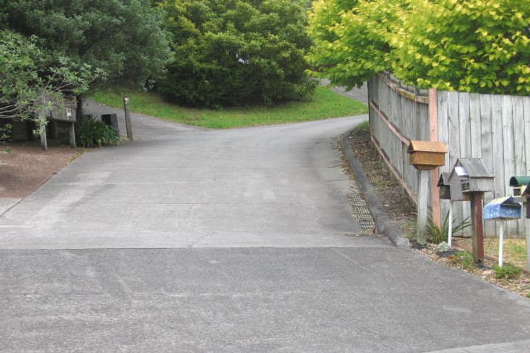 Photo of property in 1/13 Helicon Place, Totara Vale, Auckland, 0629