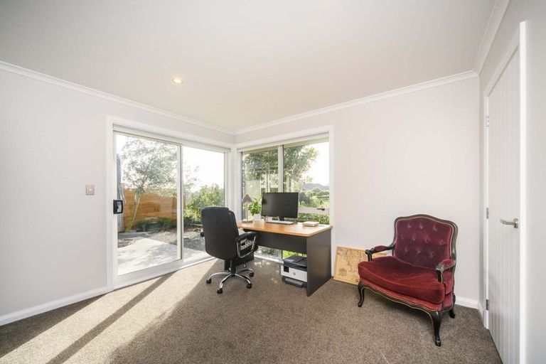 Photo of property in 8 Silkwood Place, Fitzherbert, Palmerston North, 4410