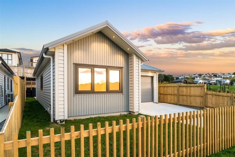 Photo of property in 25 Whakairo Crescent, Gulf Harbour, Whangaparaoa, 0930