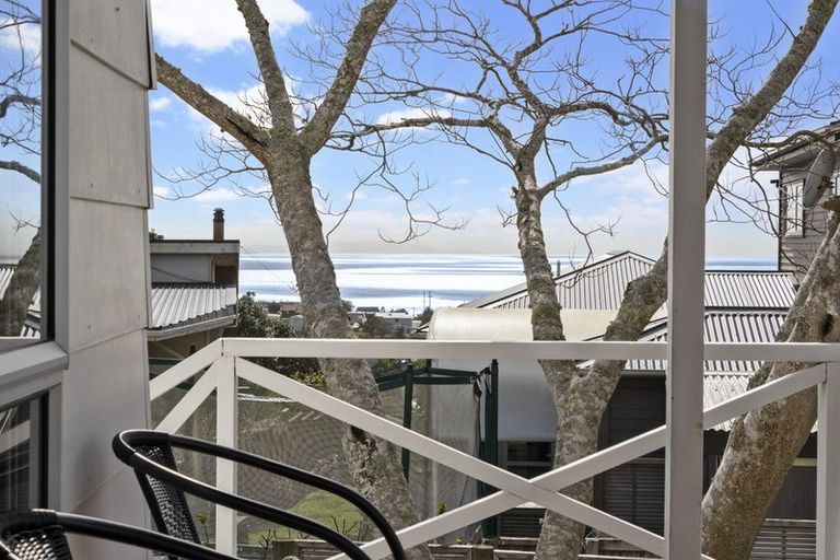 Photo of property in 6a D'oyly Drive, Stanmore Bay, Whangaparaoa, 0932