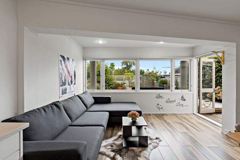 Photo of property in 3/18 Parr Terrace, Castor Bay, Auckland, 0620