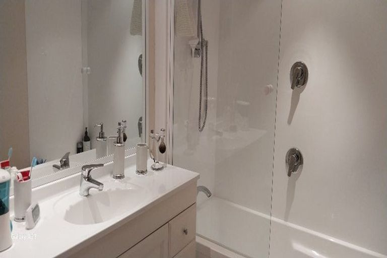 Photo of property in Highwic, 2/32 Hobson Street, Thorndon, Wellington, 6011