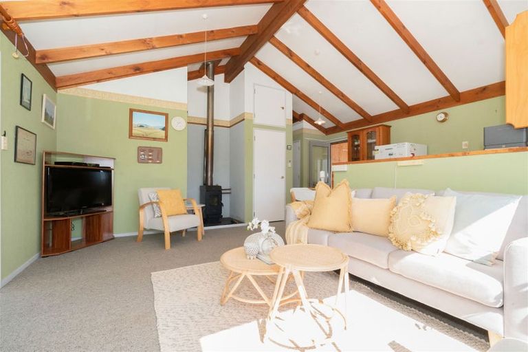 Photo of property in 3 Avenue North Road, Levin, 5510