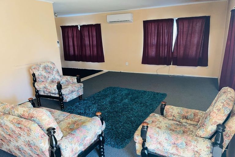 Photo of property in 422 Roscommon Road, Clendon Park, Auckland, 2103