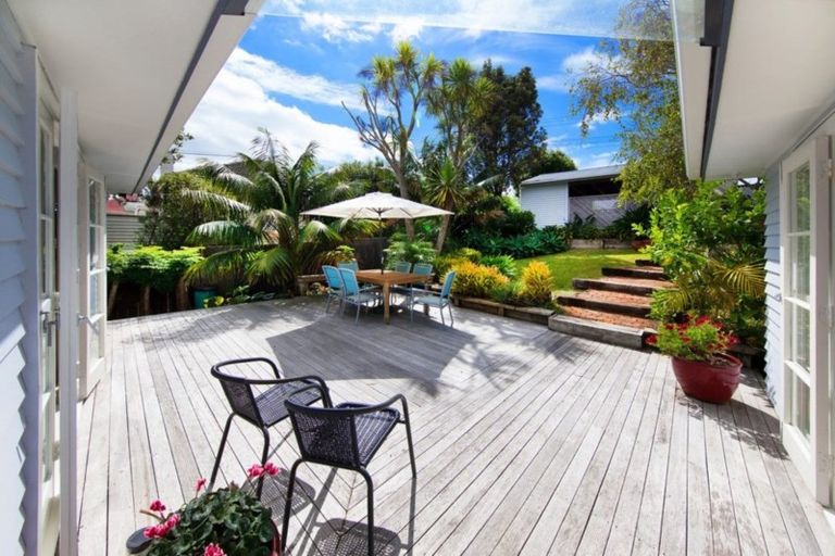 Photo of property in 1/188 East Coast Road, Forrest Hill, Auckland, 0620