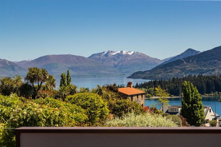 Photo of property in 14 Milward Place, Kelvin Heights, Queenstown, 9300