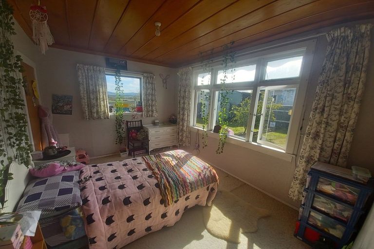 Photo of property in 3 Main Road, Tuatapere, 9620