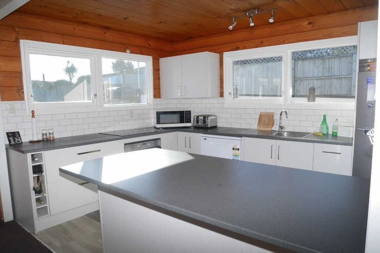 Photo of property in 18 Eskdale Road, Papakowhai, Porirua, 5024