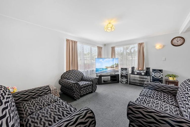 Photo of property in 22 Becker Drive, Weymouth, Auckland, 2103