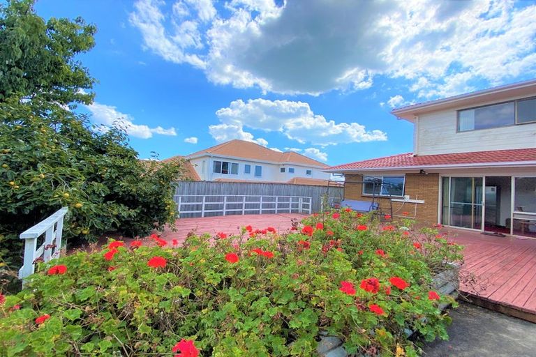Photo of property in 16 Oliver Twist Avenue, Mellons Bay, Auckland, 2014