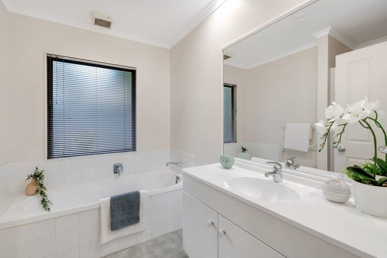 Photo of property in 17 Jacanas Place, Unsworth Heights, Auckland, 0632