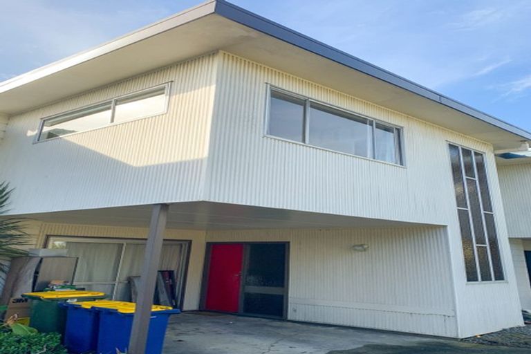 Photo of property in 2/4 Coronation Road, Glenfield, Auckland, 0627