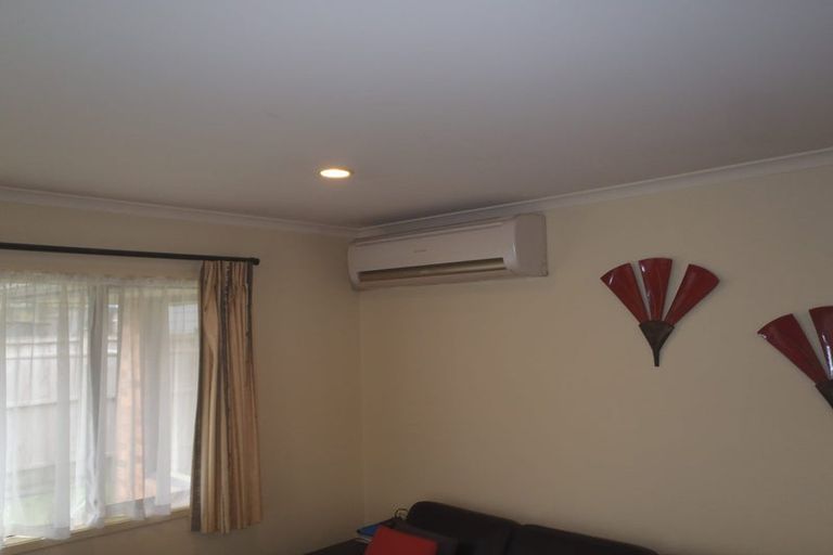 Photo of property in 8a Evanda Crescent, Conifer Grove, Takanini, 2112