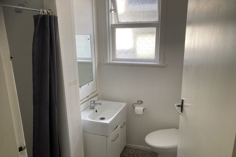 Photo of property in 87 Queens Drive, Lyall Bay, Wellington, 6022