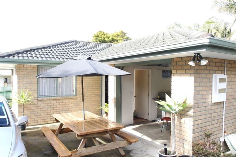 Photo of property in 100a Lincoln Park Avenue, Massey, Auckland, 0614