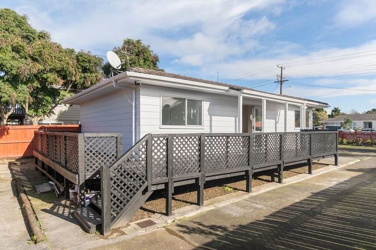 Photo of property in 40 Beach Road, Te Atatu Peninsula, Auckland, 0610
