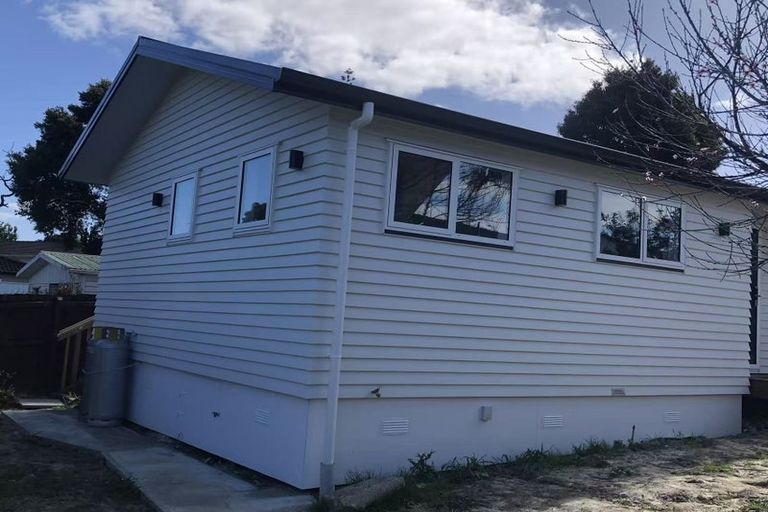 Photo of property in 10 Thornlow Street, Glendene, Auckland, 0602