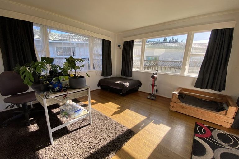 Photo of property in 38 Buscomb Avenue, Henderson, Auckland, 0610