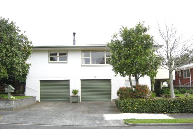 Photo of property in 8 Onslow Place, Merrilands, New Plymouth, 4312