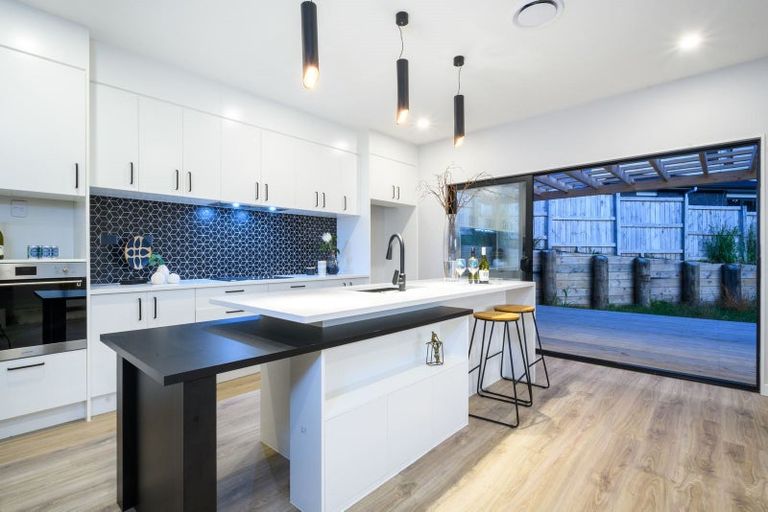 Photo of property in 124 San Valentino Drive, Henderson, Auckland, 0612