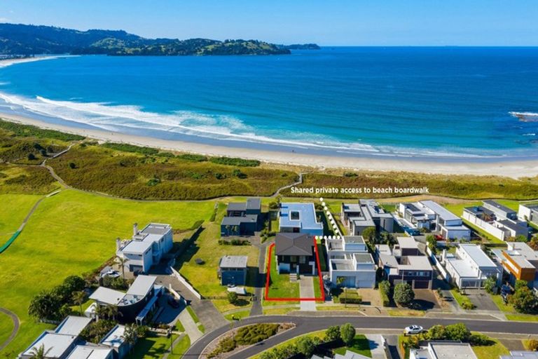 Photo of property in 27 Taumata Road, Omaha, 0986