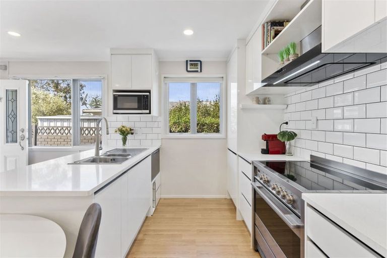 Photo of property in 2/7 Yarra Place, Botany Downs, Auckland, 2010