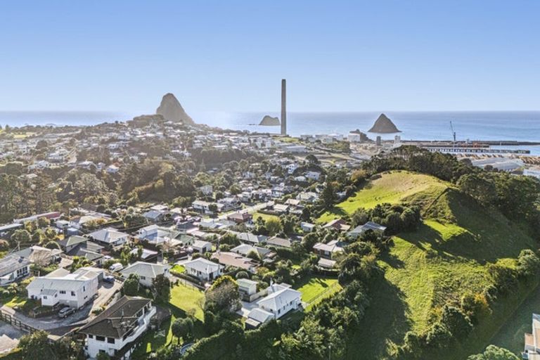 Photo of property in 97d Pioneer Road, Moturoa, New Plymouth, 4310