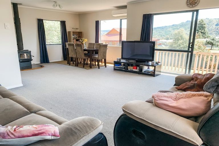 Photo of property in 1 Monarch Grove, Maoribank, Upper Hutt, 5018