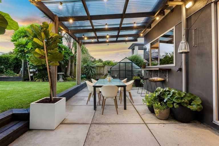 Photo of property in 1 Walton Street, Red Beach, 0932