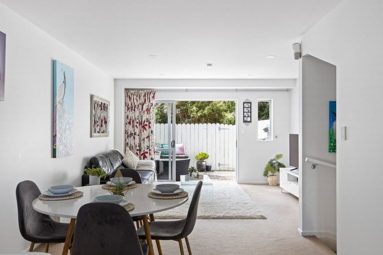 Photo of property in 8/22 Northcross Drive, Oteha, Auckland, 0632