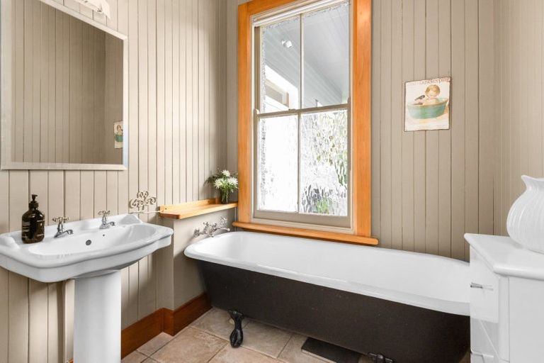 Photo of property in 12 Havelock Road, Hospital Hill, Napier, 4110