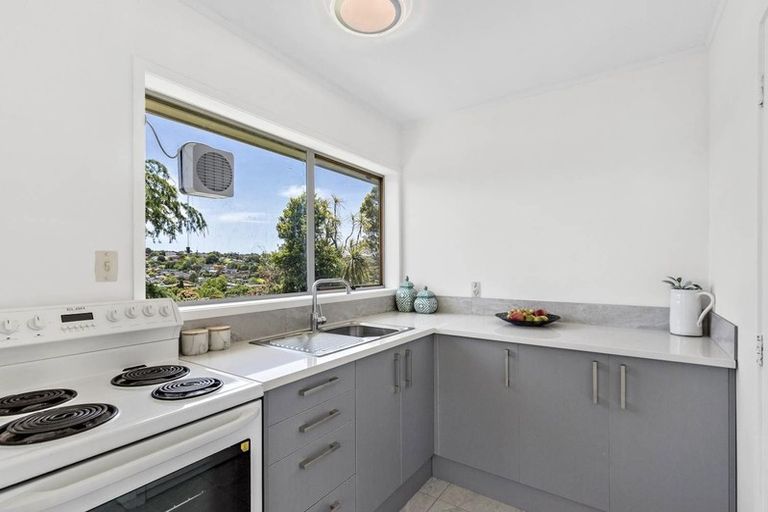 Photo of property in 2/12 Hollyhock Place, Browns Bay, Auckland, 0630