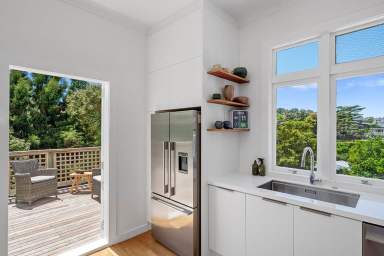 Photo of property in 6 Mollyhawk Place, Birkenhead, Auckland, 0626