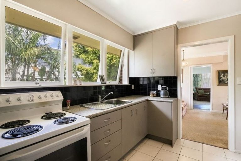 Photo of property in 10 Scanlen Terrace, Kelston, Auckland, 0602