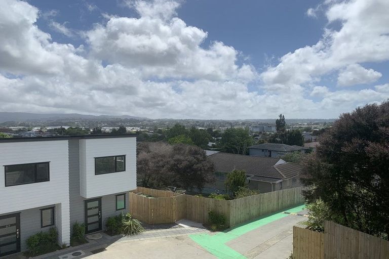 Photo of property in 2/6 South Pacific Place, Henderson, Auckland, 0612