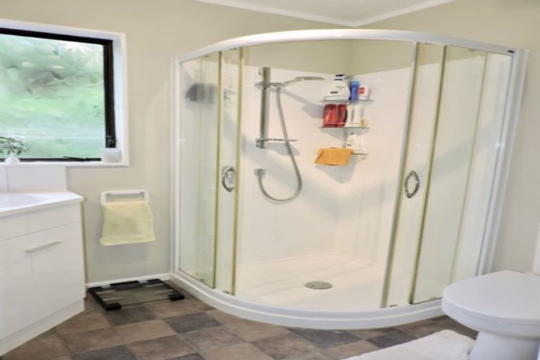 Photo of property in 4 Ordley Grove, Tawa, Wellington, 5028