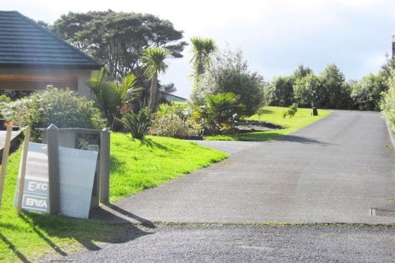 Photo of property in 25 Tui Crescent, Waiatarua, Auckland, 0604