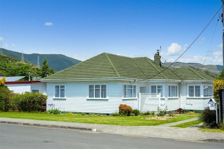 Photo of property in 32 Ranui Road, Stoke, Nelson, 7011