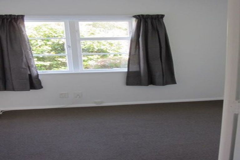 Photo of property in 18 Saulbrey Grove, Woburn, Lower Hutt, 5010