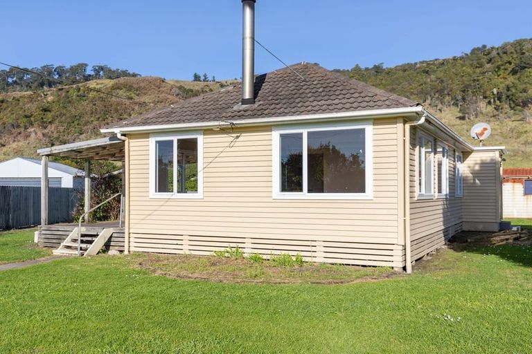 Photo of property in 3 Main Rd Ngakawau, Ngakawau, 7824