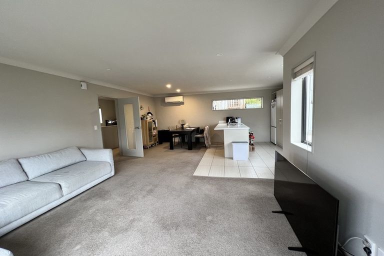 Photo of property in 61 Glanmire Road, Newlands, Wellington, 6037