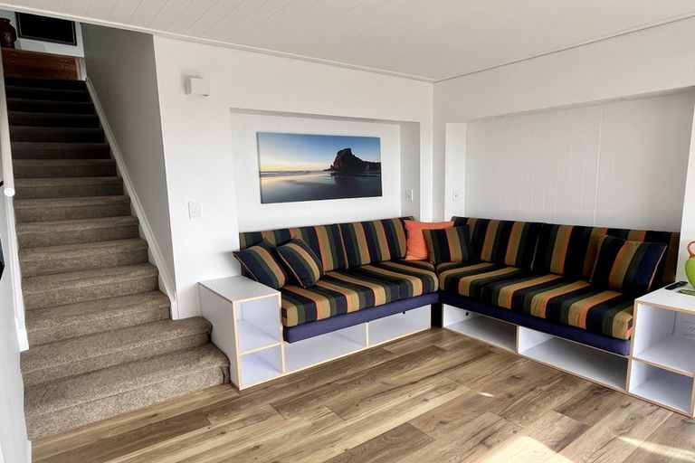 Photo of property in 15 Piha Road, Piha, New Lynn, 0772