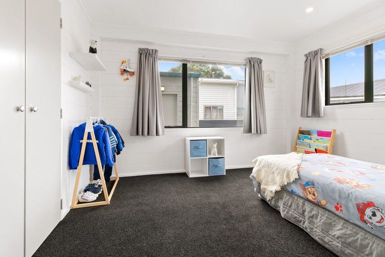 Photo of property in 210 Queens Drive, Lyall Bay, Wellington, 6022