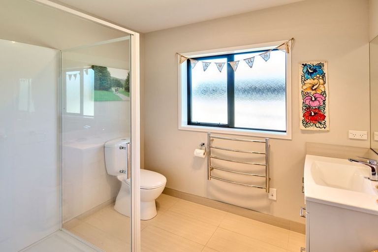 Photo of property in 6 Simpson Crescent, Raumati Beach, Paraparaumu, 5032