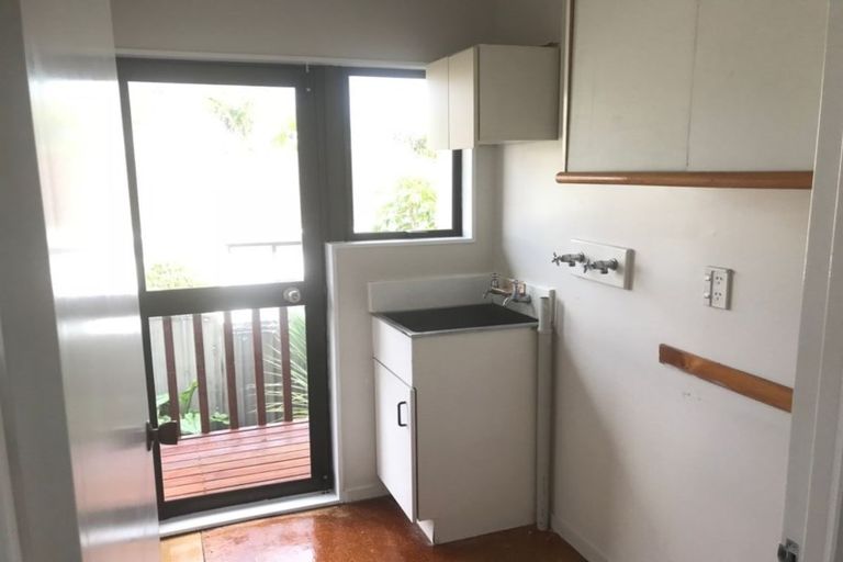 Photo of property in 1/13 Exeter Place, Unsworth Heights, Auckland, 0632