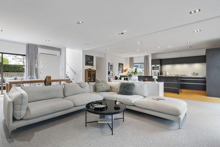 Photo of property in 42 Ruapehu Drive, Fitzherbert, Palmerston North, 4410