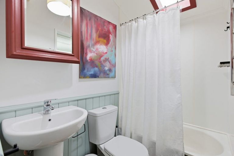 Photo of property in 180 Sutherland Road, Lyall Bay, Wellington, 6022