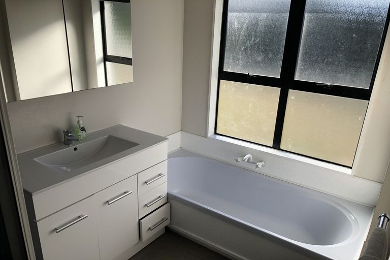 Photo of property in 26 Miriam Corban Heights, Henderson, Auckland, 0612