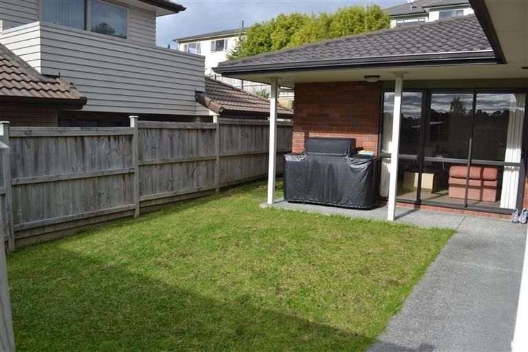 Photo of property in 12 Newbury Place, Schnapper Rock, Auckland, 0632