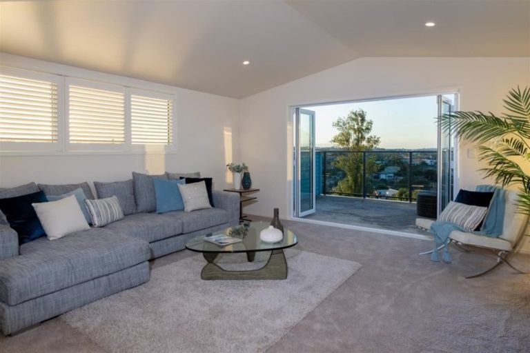 Photo of property in 16 Ridge Road, Waiake, Auckland, 0630